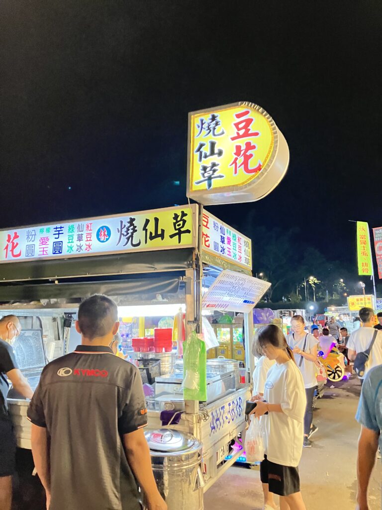 夜市のローカルな雰囲気